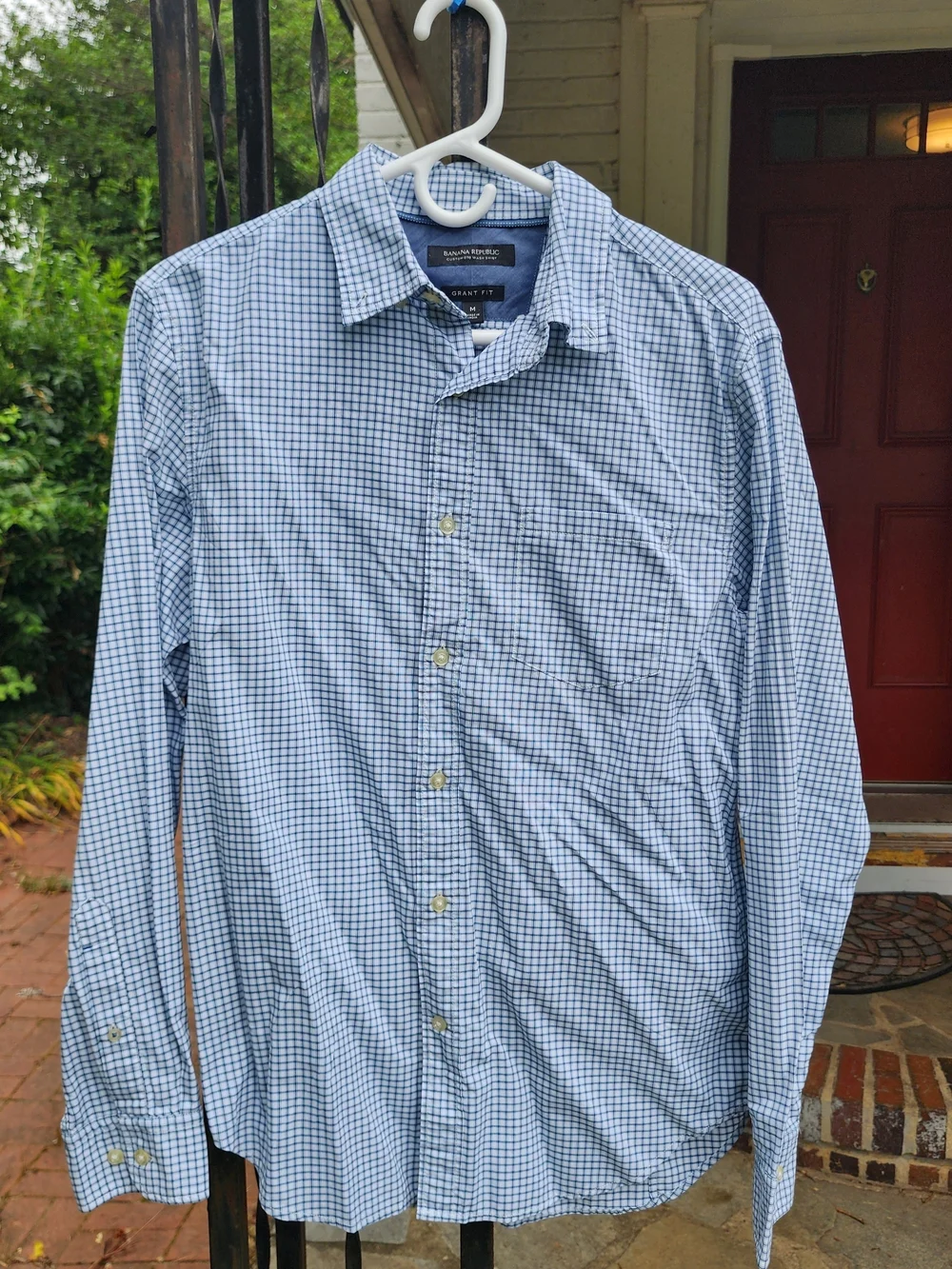 Banana Republic Grant Fit Men's Button Down Shirt - Size Medium.